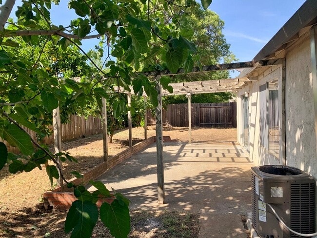 Building Photo - 3 Bedroom One Story Corner Lot Dixon *STAR...