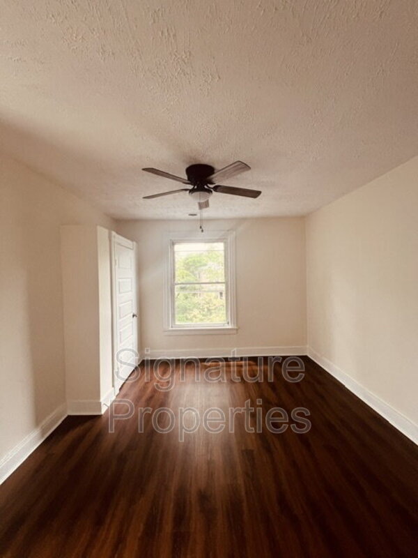 Building Photo - 102 W Lancaster Rd