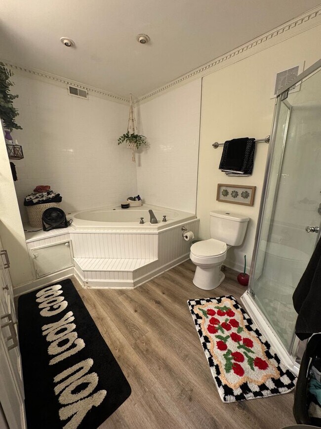 Building Photo - Spacious Renovated 3-Bedroom Condo Near UT...
