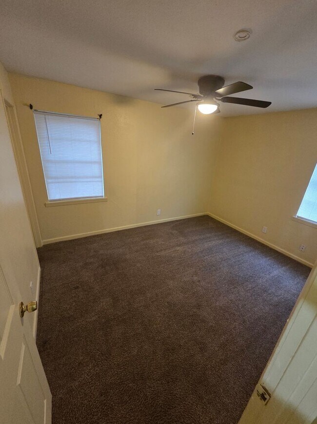 Building Photo - 4 bedroom 1.5 bathroom house!  HOUSING ACC...