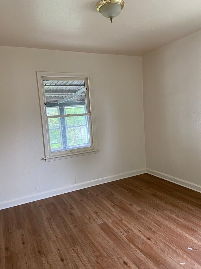 Building Photo - 2BR SINGLE FAMILY HOME, YARD, GARAGE, FULL BASEMENT, HANDY LOCATION!