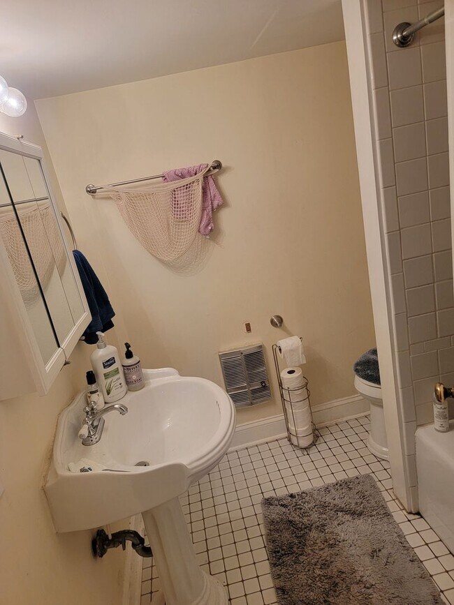 Building Photo - 2 bed / 2 bath w/Study on Wentworth St! ~ Available on May 30, 2025