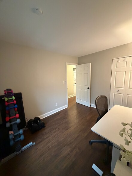 Building Photo - 7602 Lakeside Village Dr