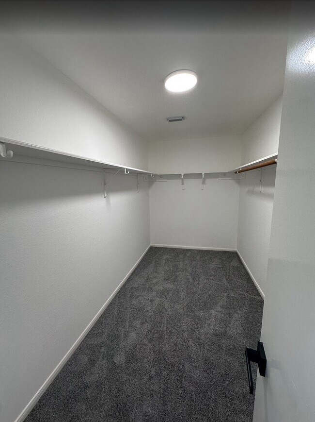 Building Photo - 9611 Rads Point