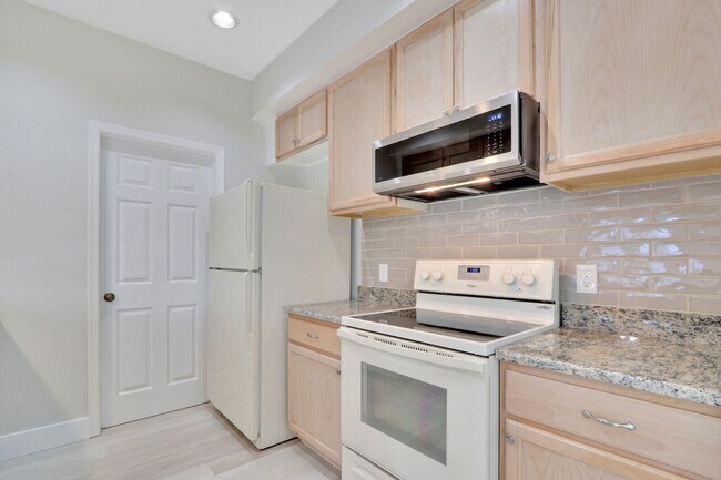 Building Photo - 7340 Pine Creek Way