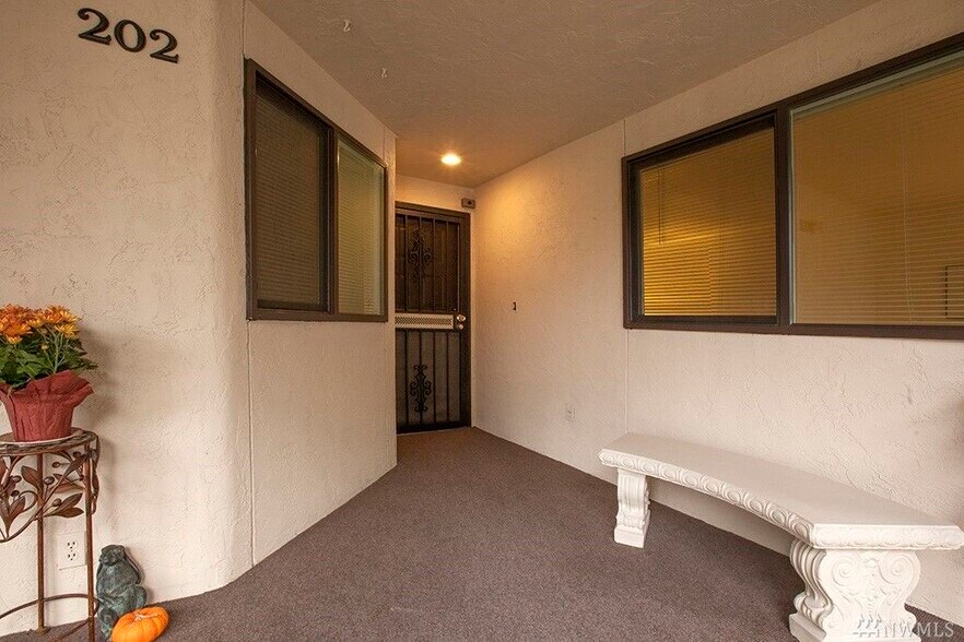Front entry from the courtyard - 16929 Inglewood Rd NE