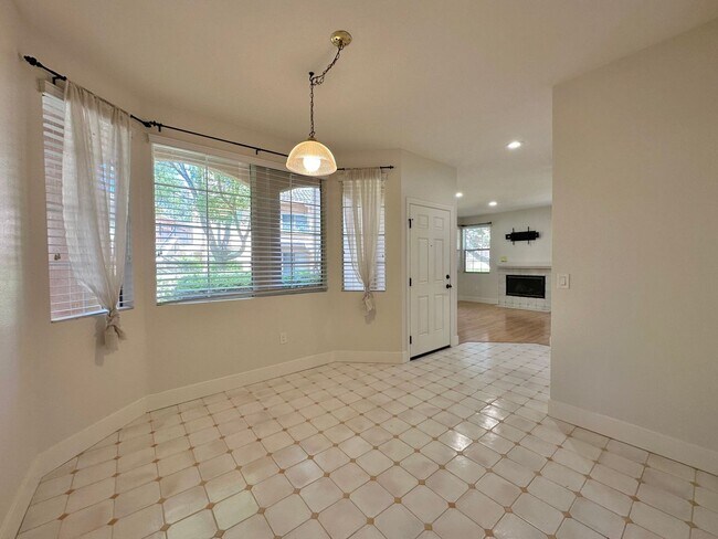 Building Photo - Spacious 2BD Condo with a garage!