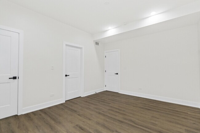Building Photo - 4338 N Clarendon Ave