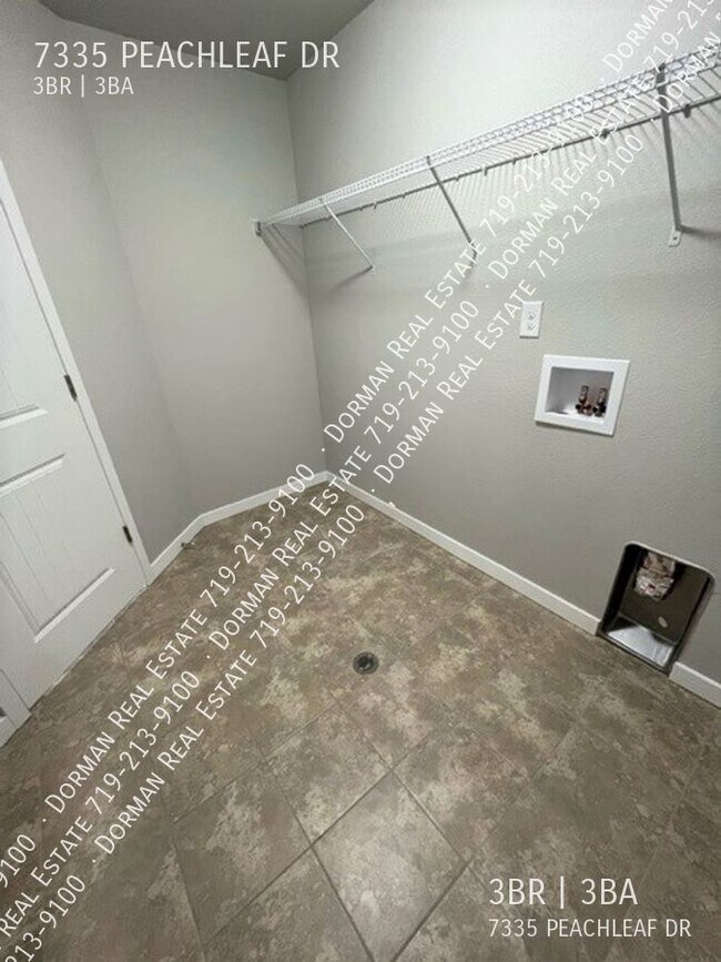 Building Photo - 7335 Peachleaf Dr