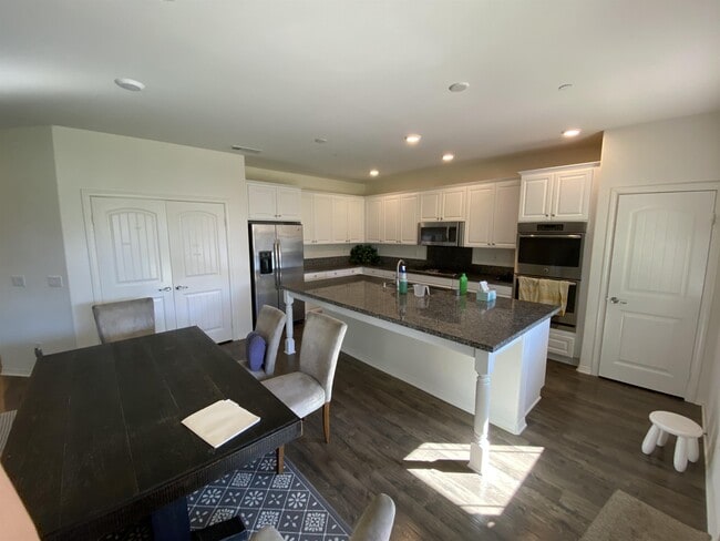 Building Photo - 29537 Glenneyre Way