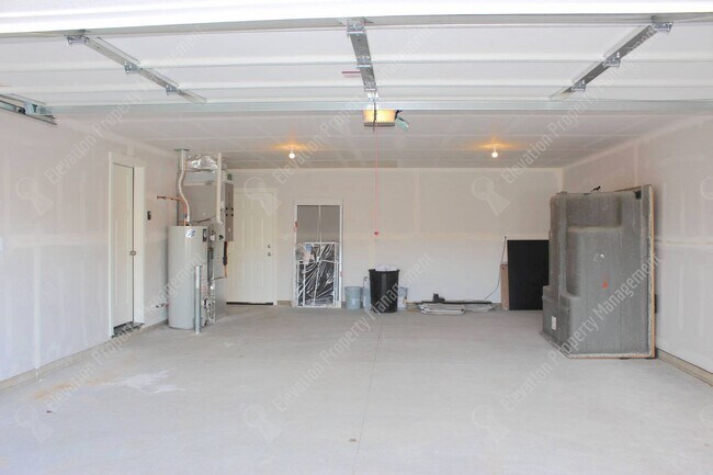 Building Photo - Newer single-level 3 BR home in NW Redmond with fenced backyard and RV parking