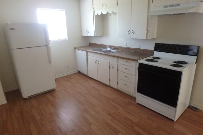Building Photo - Four bedrooms Two bathrooms house in count...