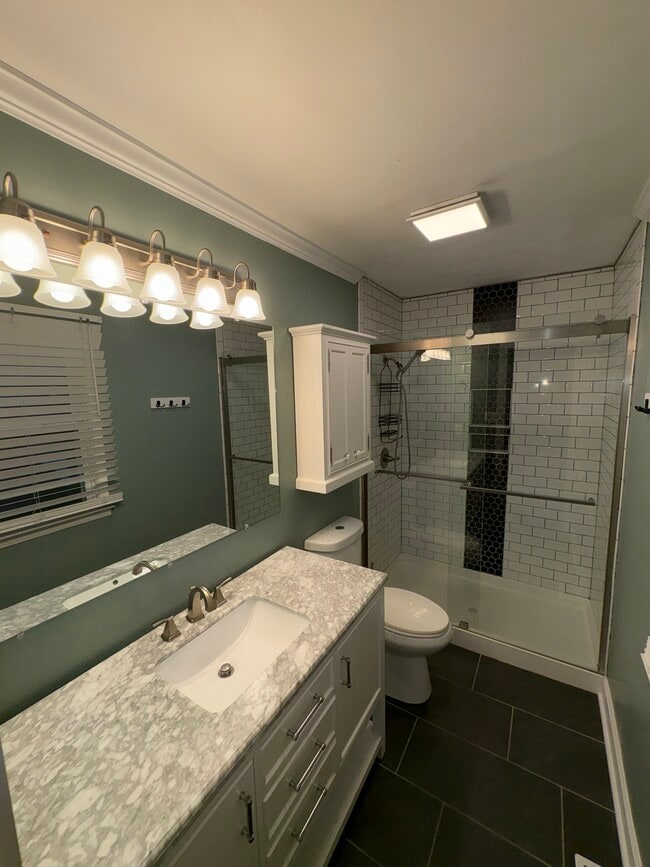 Building Photo - 901 James St