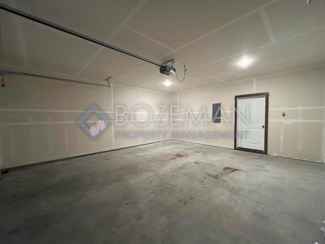 Building Photo - 2605 Meriwether Dr S