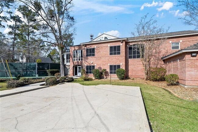 Building Photo - 632 Village Ln S