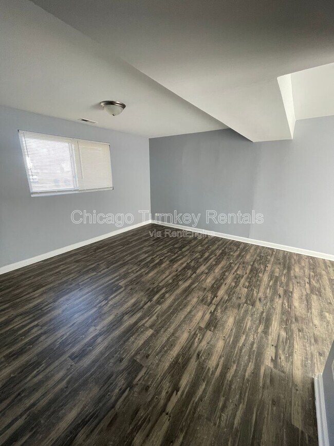 Building Photo - 5663 Allemong Dr