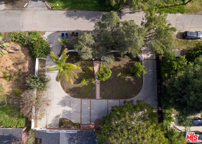 Building Photo - 19439 Oxnard St