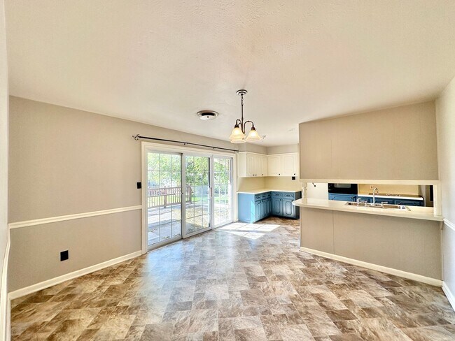 Building Photo - Viewable Now!