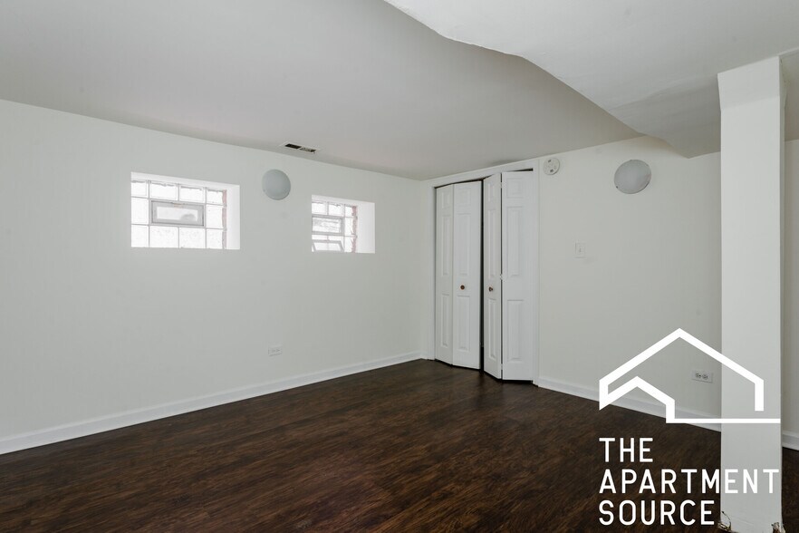 Building Photo - 2833 W Medill Ave