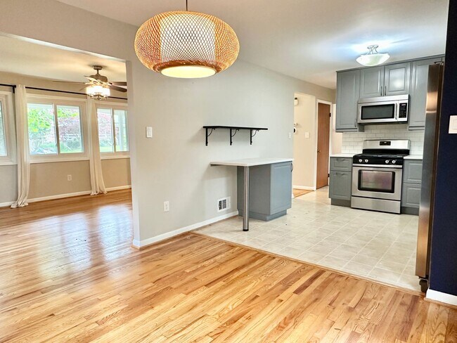 Building Photo - 5 Bedroom 2.5 Bathroom! Parking! Pets Welc...