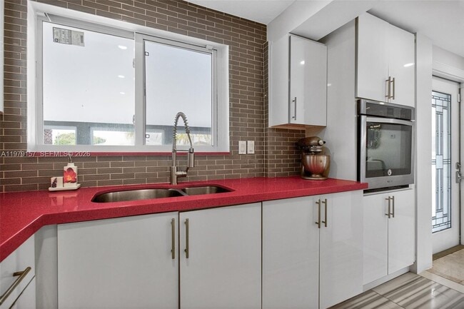 Building Photo - 268 SE 8th Ave