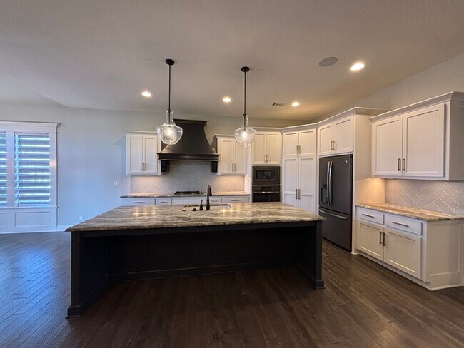 Building Photo - Modern Olathe Beauty with Covered Lanai, Loft & Main-Level Primary Suite