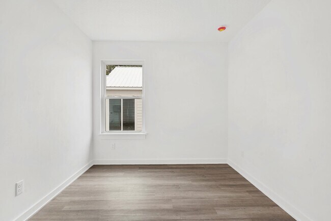 Building Photo - 980 W 9th St