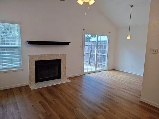 Building Photo - 1222 Royal Crest Dr