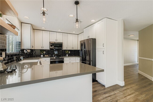 Building Photo - 6690 N Torrey Pines Dr