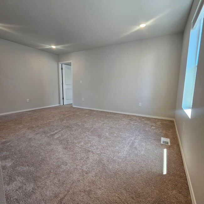 Building Photo - Move-In Ready 4 Bed, 2.5 Bath Home in Desirable Port Orchard Neighborhood