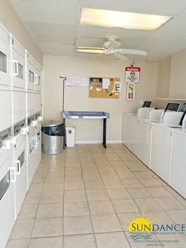 Building Photo - Expansive waterfront covered patio off this fully renovated Fort Walton Condo!