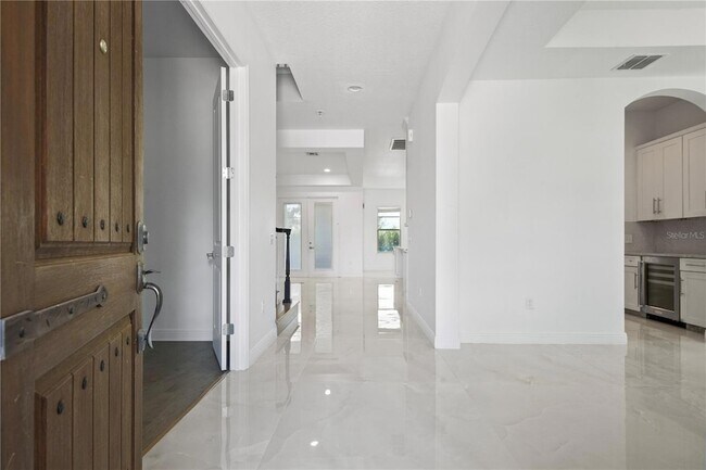 Building Photo - 8394 Lookout Pointe Dr
