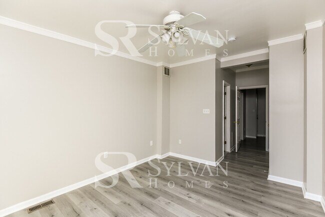 Building Photo - Brick 2 BR, 2 BA Townhome