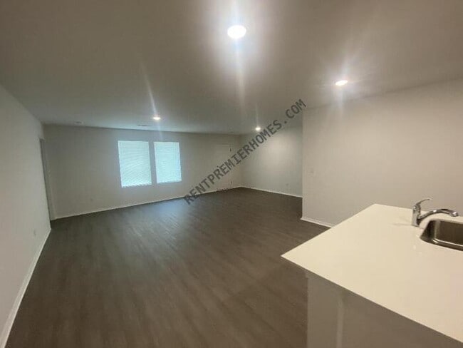 Building Photo - 5 Vineyard Dr