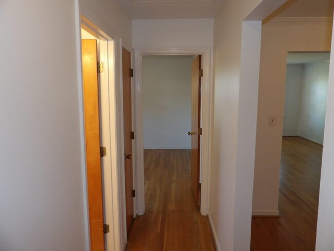 Building Photo - 837 Malabu Dr