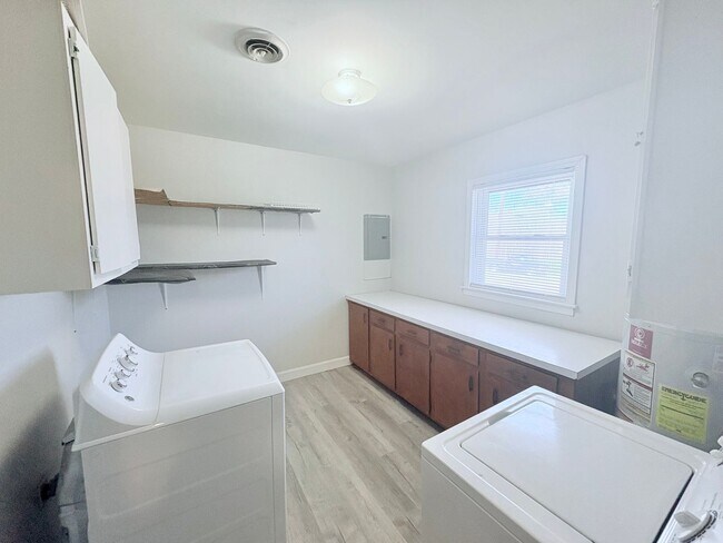 Building Photo - 213 Morris St