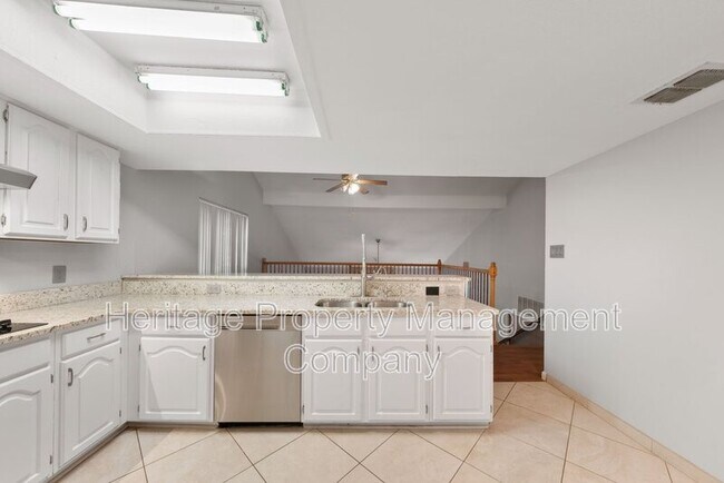 Building Photo - 13906 N Hills Village Dr