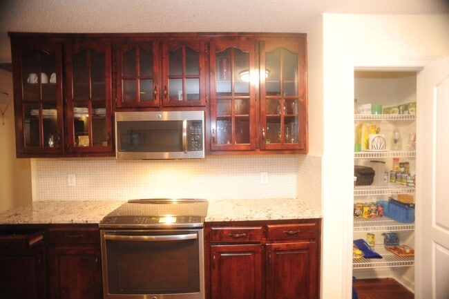 Building Photo - Updated Stunner