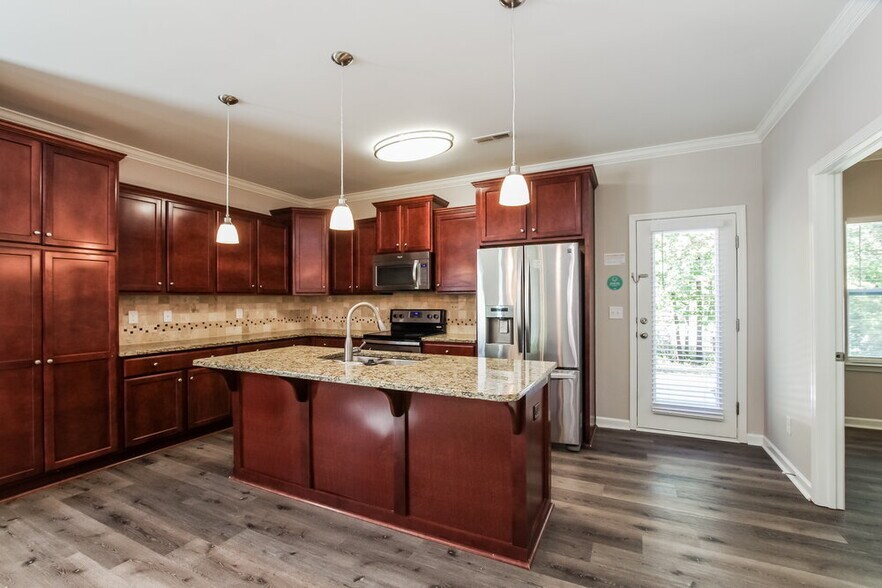 Building Photo - 1020 Sapphire Dr