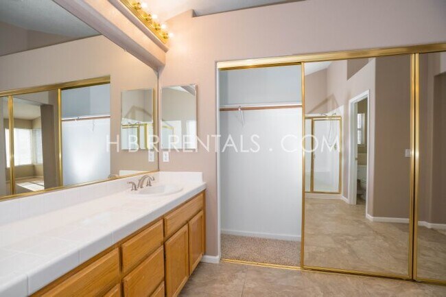 Building Photo - Move in Ready Beautiful 4 Bed Home in Tracy - Full Bed/Bath on 1st floor