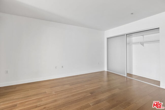 Building Photo - 901 Flower St