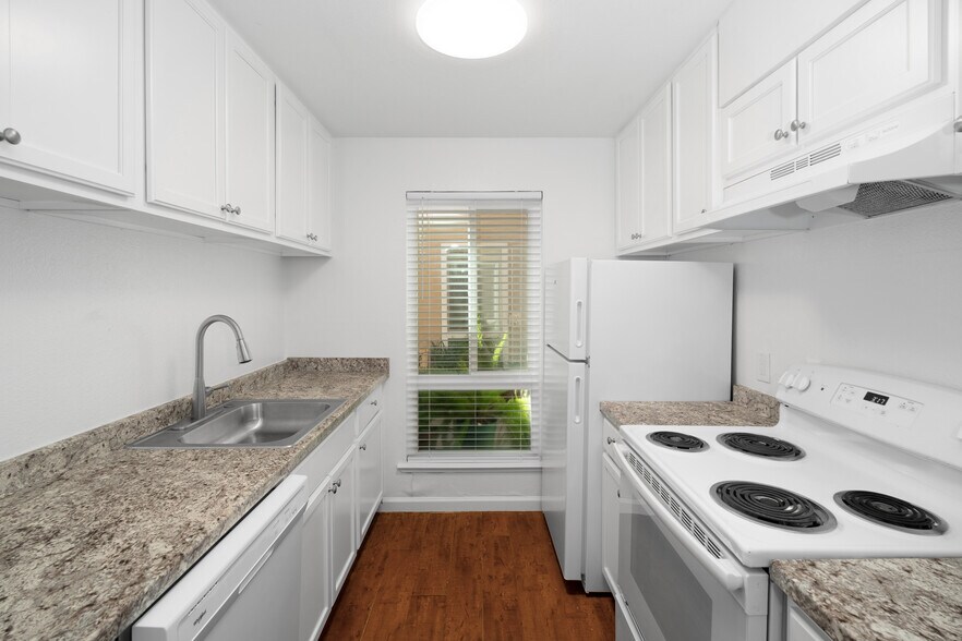 Primary Photo - Walnut Wood Apartments
