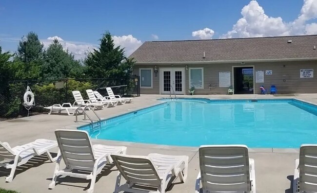 Building Photo - 3-Bed, 3-Full Bath, End Unit, 1-Car Garage!
