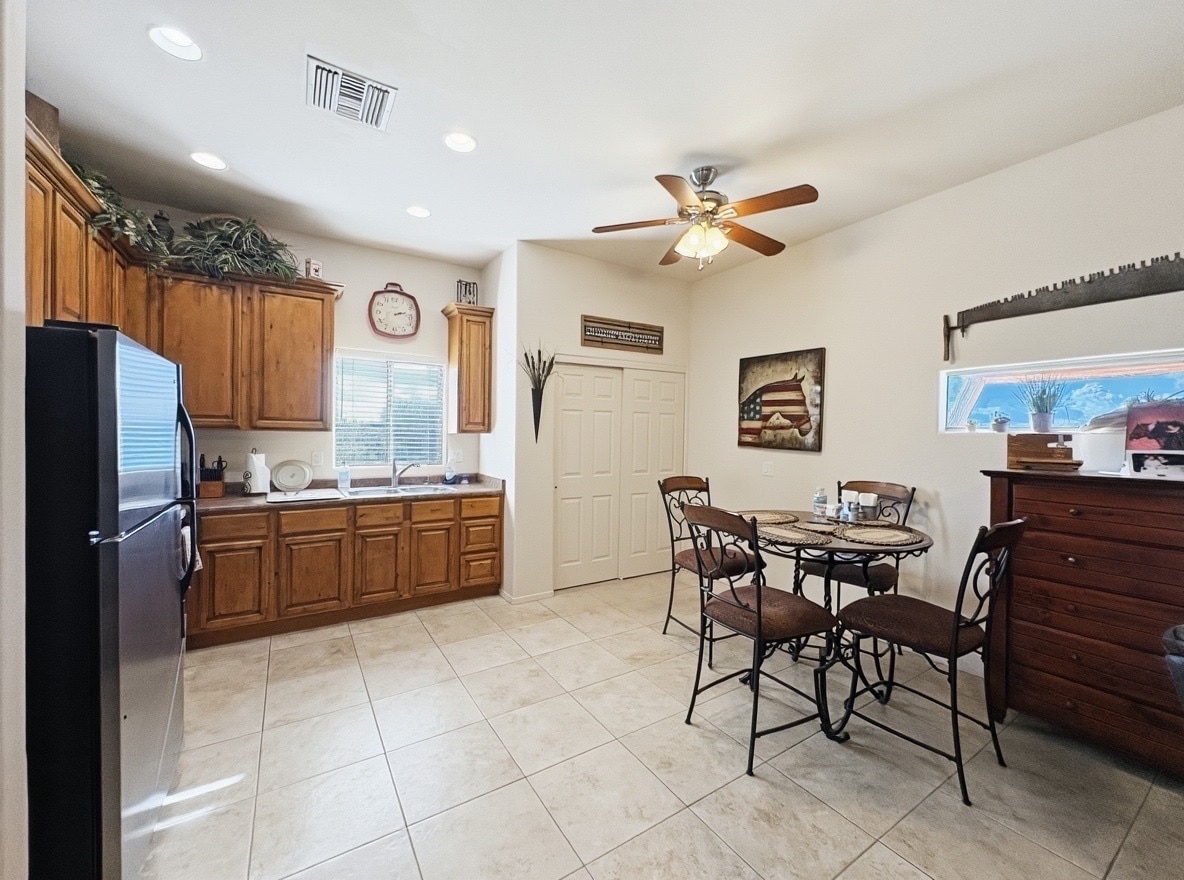 Building Photo - 1033 E Irvine Rd