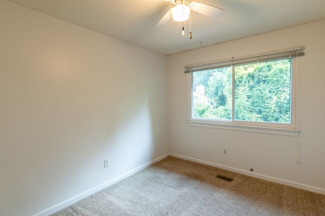 Building Photo - 110 Woodlake Dr