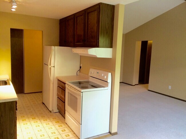 Kitchen and living room - 938 Westbrooke Way