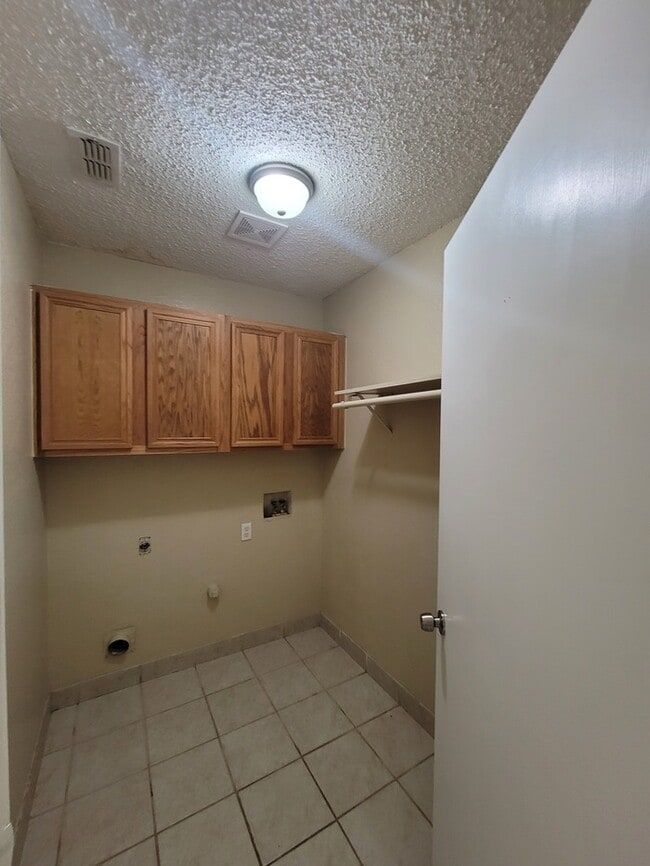 Building Photo - MOVE IN SPECIAL!!!! Cedar Hill home featur...