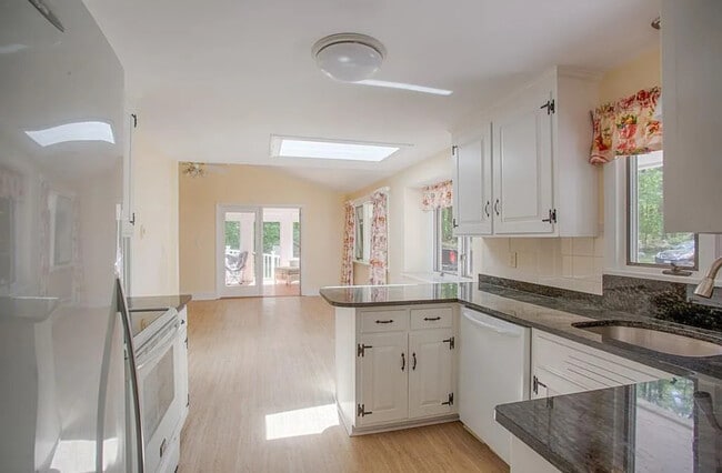 Building Photo - 15 Newbury Rd