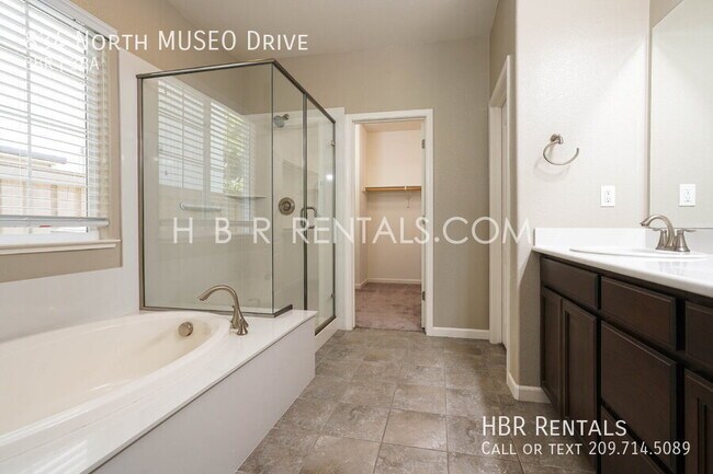 Building Photo - 834 N MUSEO Dr