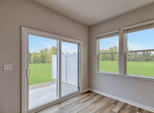 Building Photo - Spacious 3-Bed, 2.5-Bath End Unit Townhome